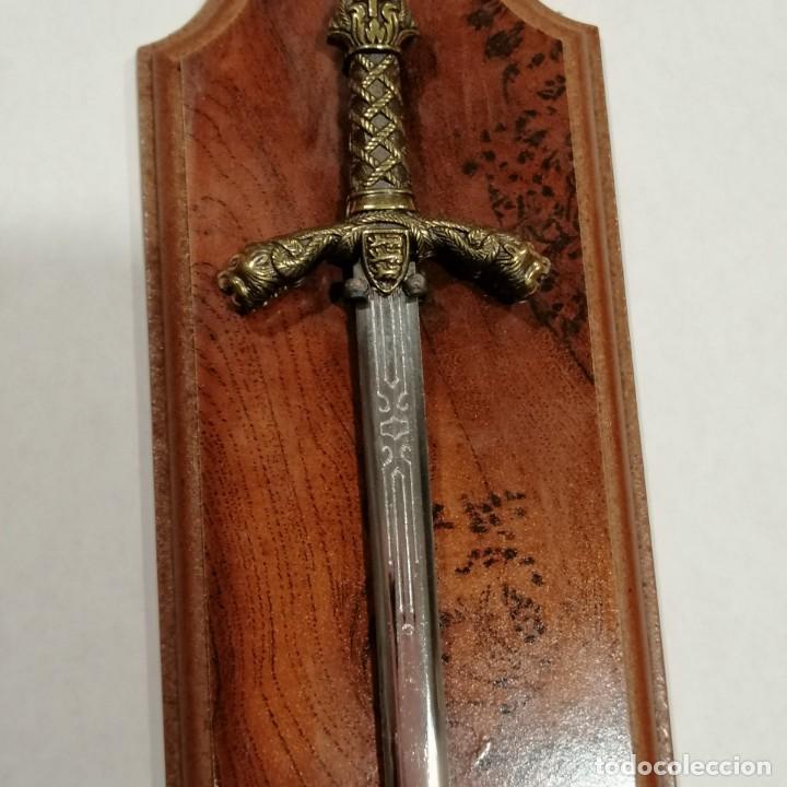 Militaria: Mini espada Ricardo Coraz&oacute;n de Le&oacute;n con base de madera - Foto 3
