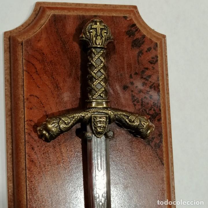 Militaria: Mini espada Ricardo Coraz&oacute;n de Le&oacute;n con base de madera - Foto 4