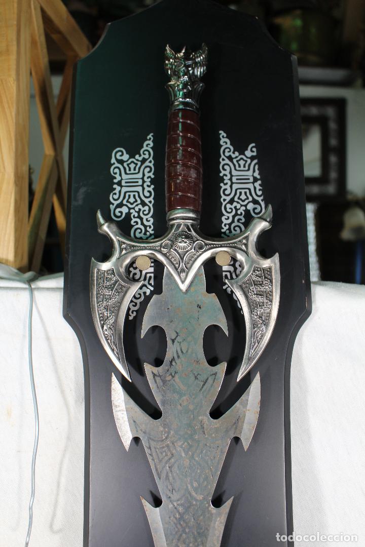 Espada medieval con soporte de madera