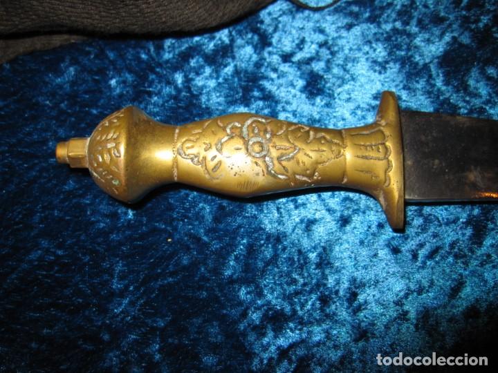 Militaria: Daga puñal cuchillo India vaina madera latón empuñadura bronce labrado - Foto 3 - 190715523