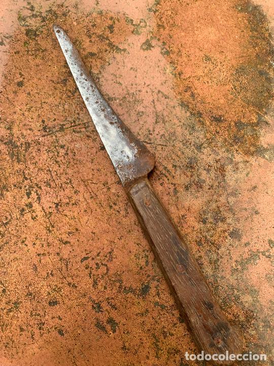 Militaria: Curioso cuchillo catalan. 23cms total. Mango de madera - Foto 3