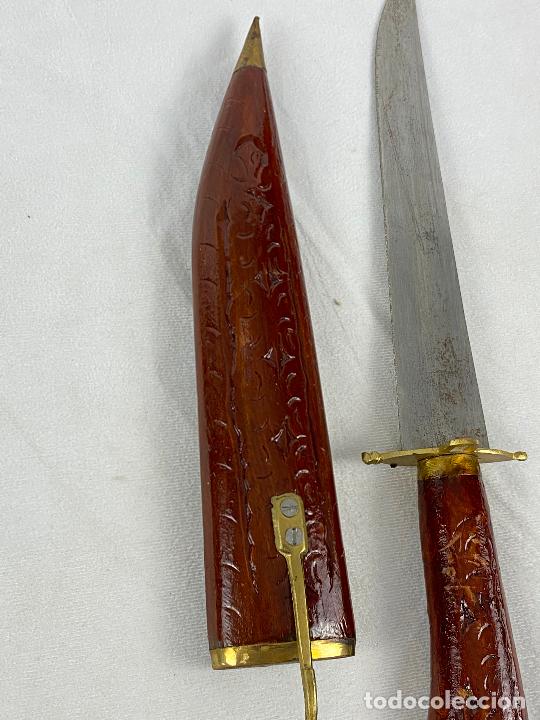 Militaria: CUCHILLO, MACHETE CON MANGO Y FUNDA EN MADERA 30 CM - Foto 1