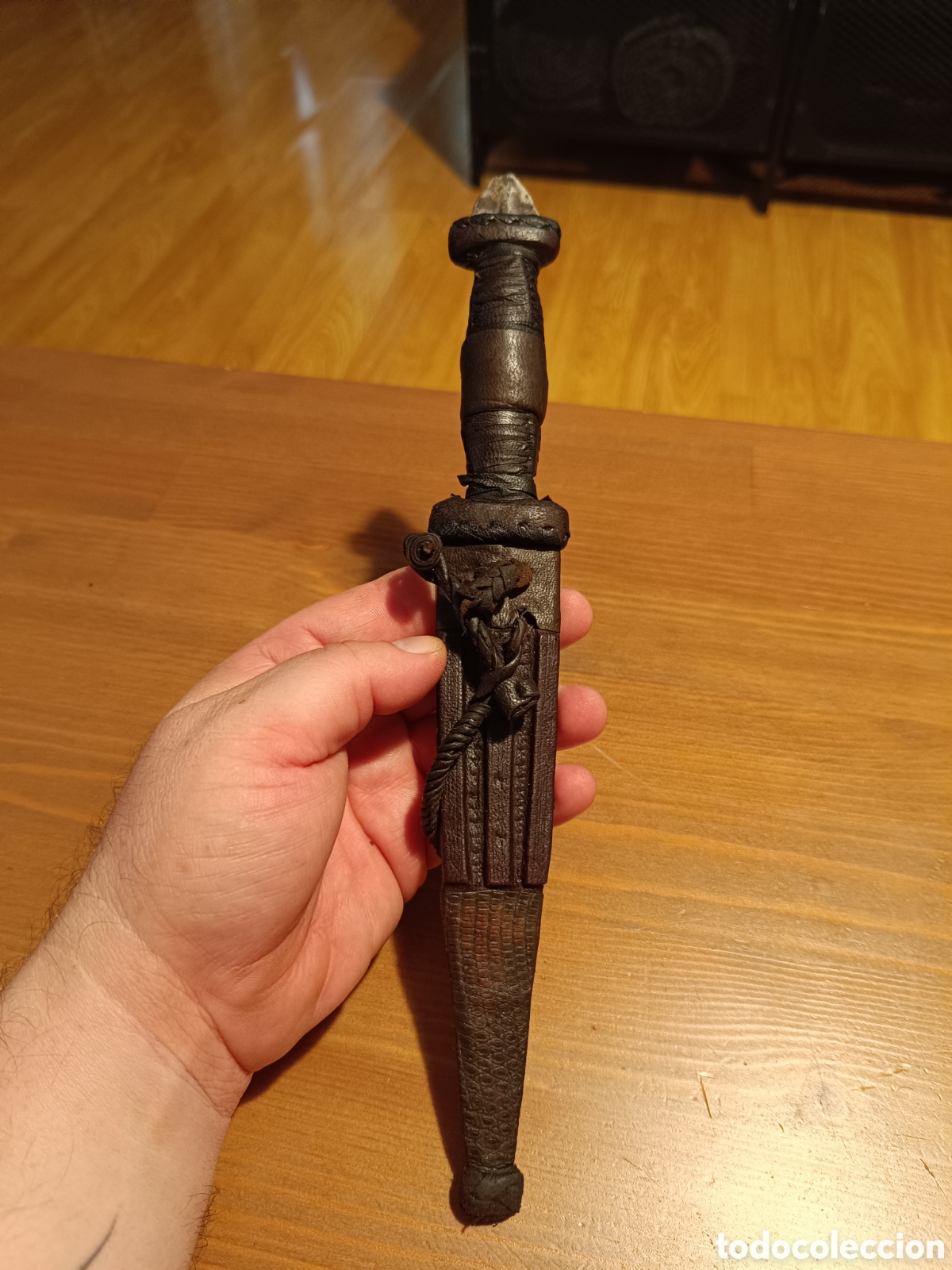 Militaria: Machete o cuchillo de caza artesanal con empu&ntilde;adura o funda de piel