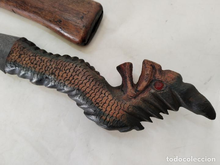 Militaria: machete con vaina de madera - Foto 2
