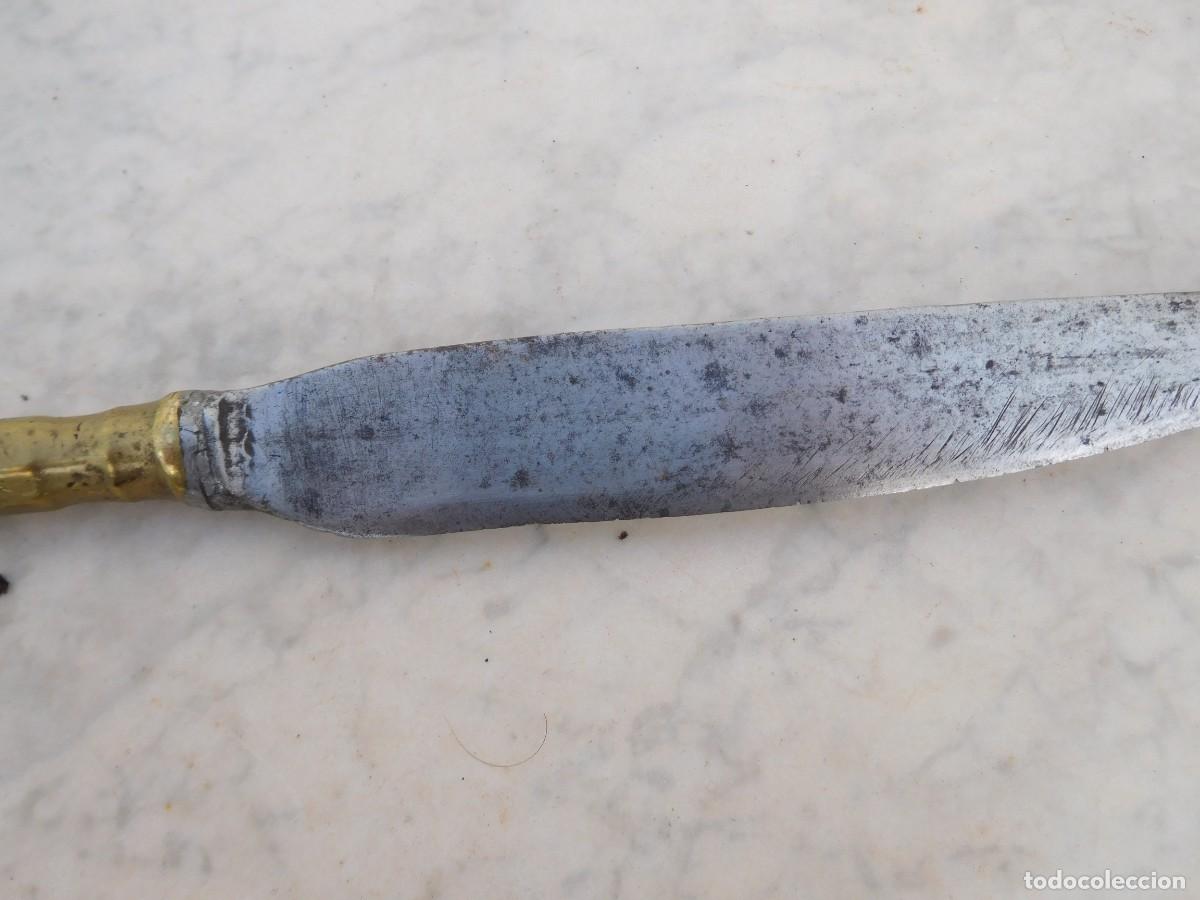 Militaria: Cuchillo antiguo con mango de bronce - Foto 3
