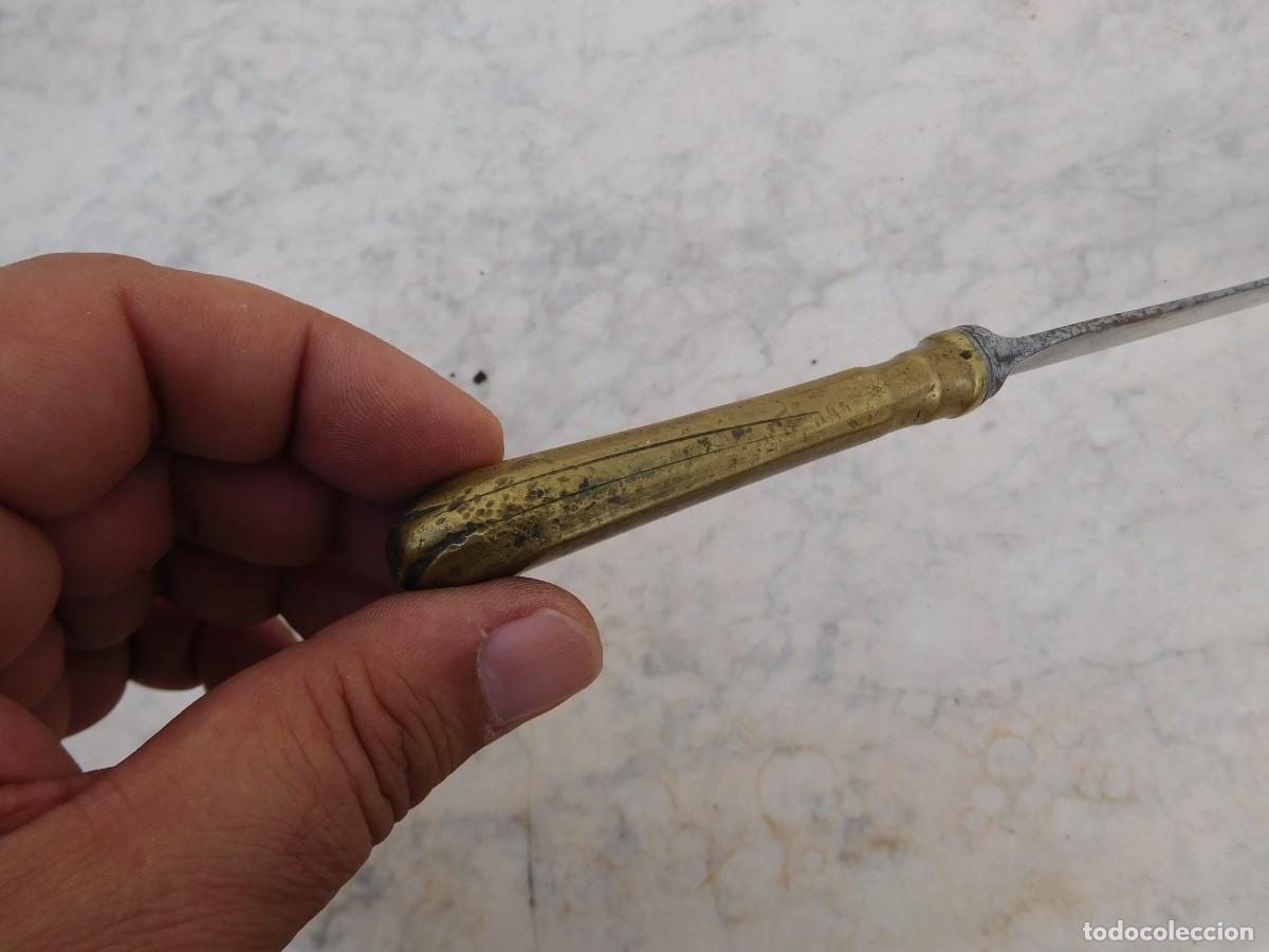 Militaria: Cuchillo antiguo con mango de bronce - Foto 5
