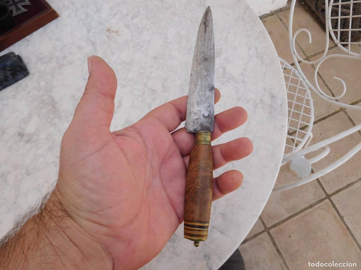 Militaria: Cuchillo antiguo con mango o cacha de madera - Foto 1