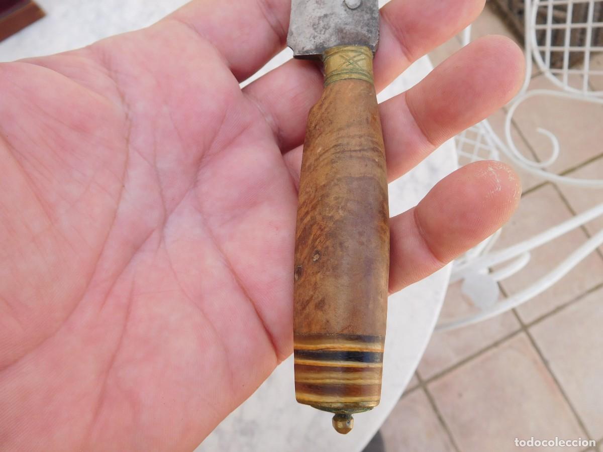 Militaria: Cuchillo antiguo con mango o cacha de madera - Foto 2