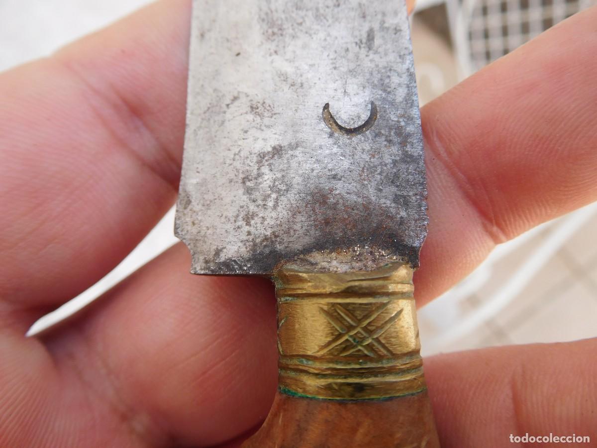 Militaria: Cuchillo antiguo con mango o cacha de madera - Foto 3