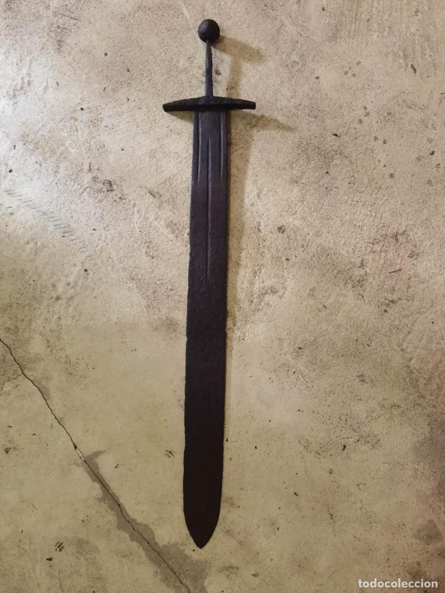 Militaria: Espada medieval muy ancha y corta. - Foto 1