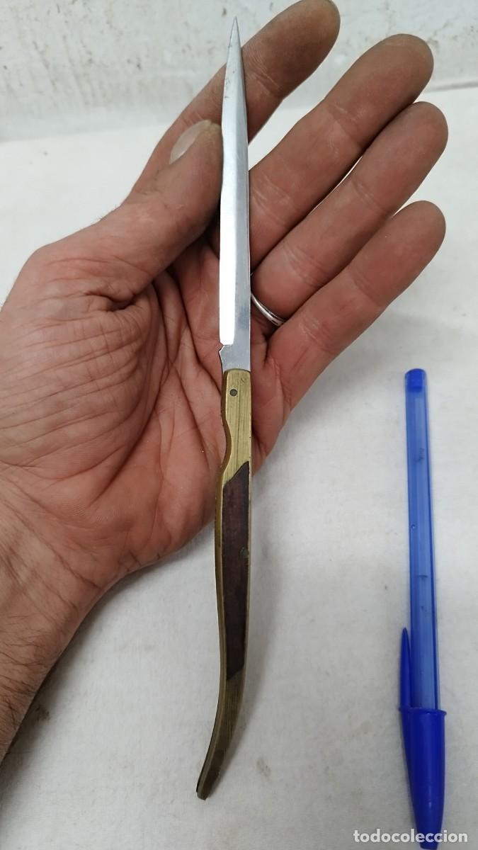 Militaria: Antigua navaja con mango de bronce y madera - Foto 2