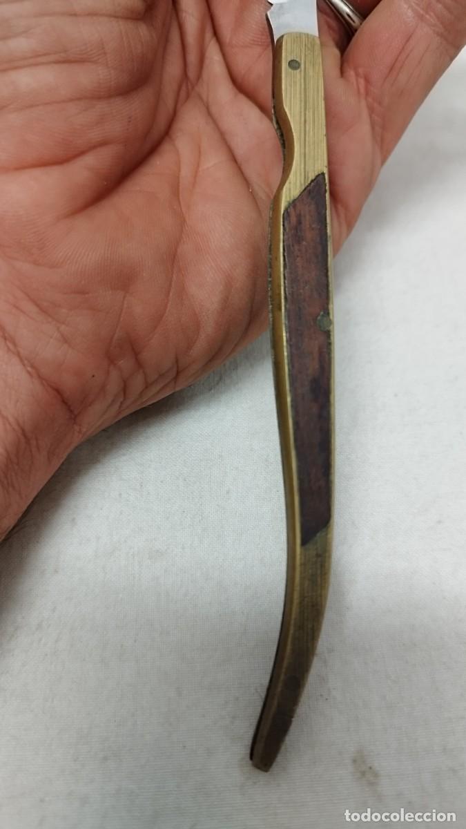 Militaria: Antigua navaja con mango de bronce y madera - Foto 3