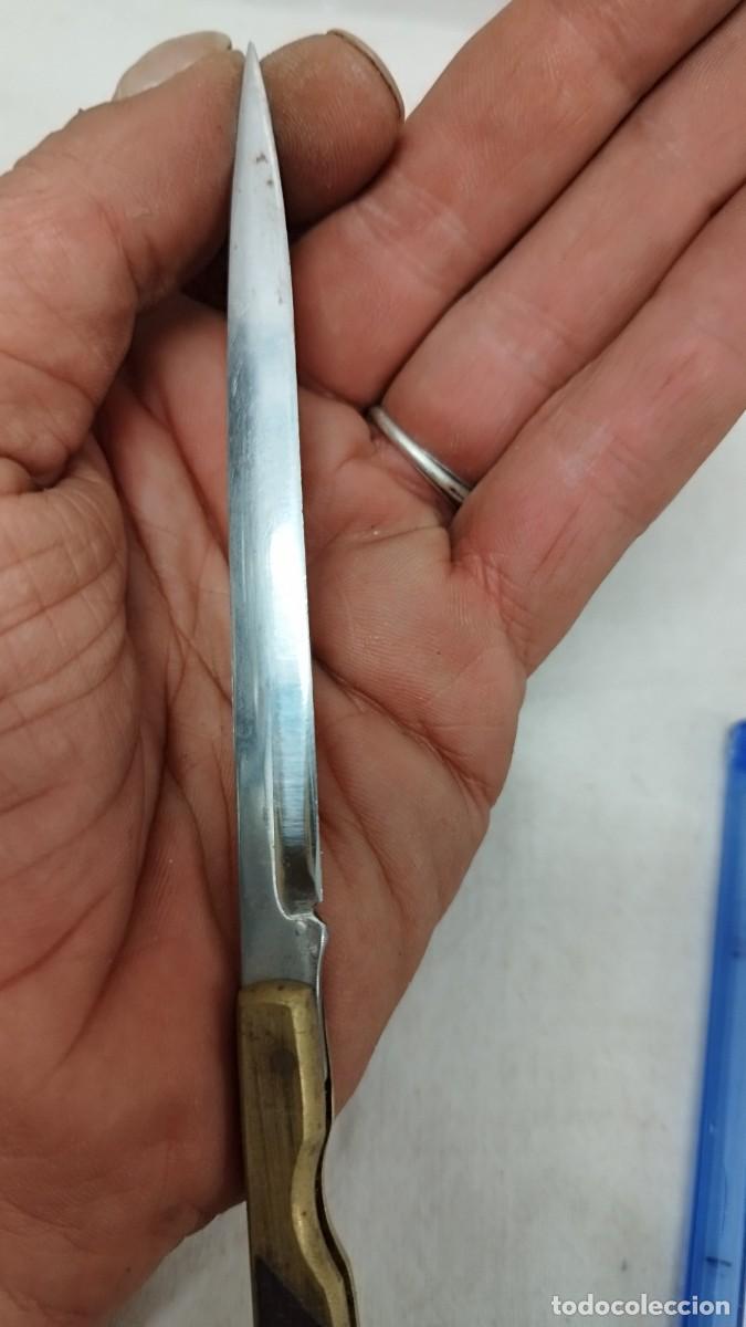 Militaria: Antigua navaja con mango de bronce y madera - Foto 4