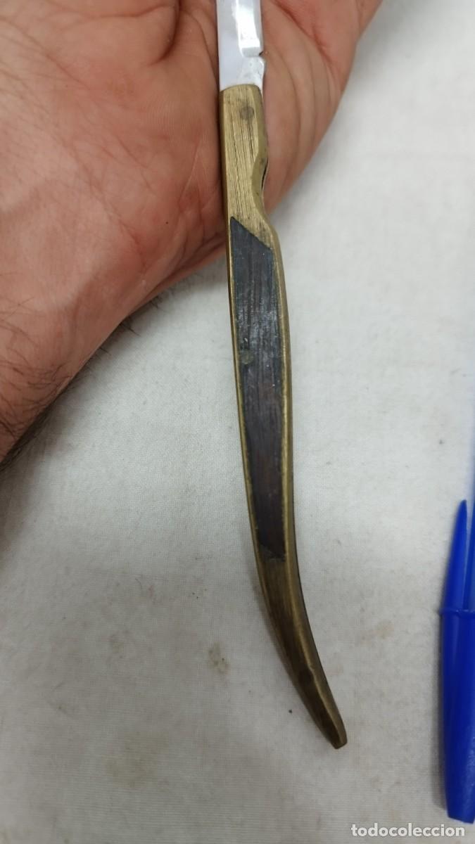Militaria: Antigua navaja con mango de bronce y madera - Foto 6