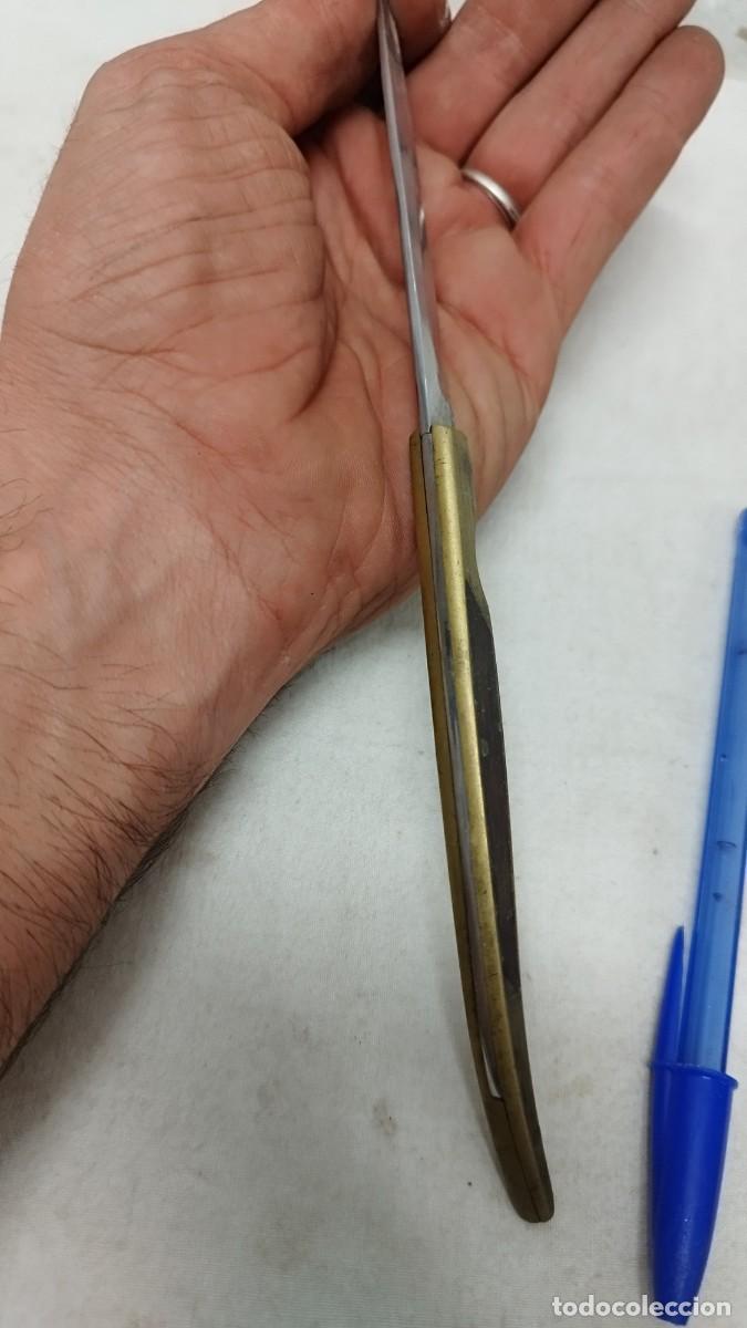 Militaria: Antigua navaja con mango de bronce y madera - Foto 7