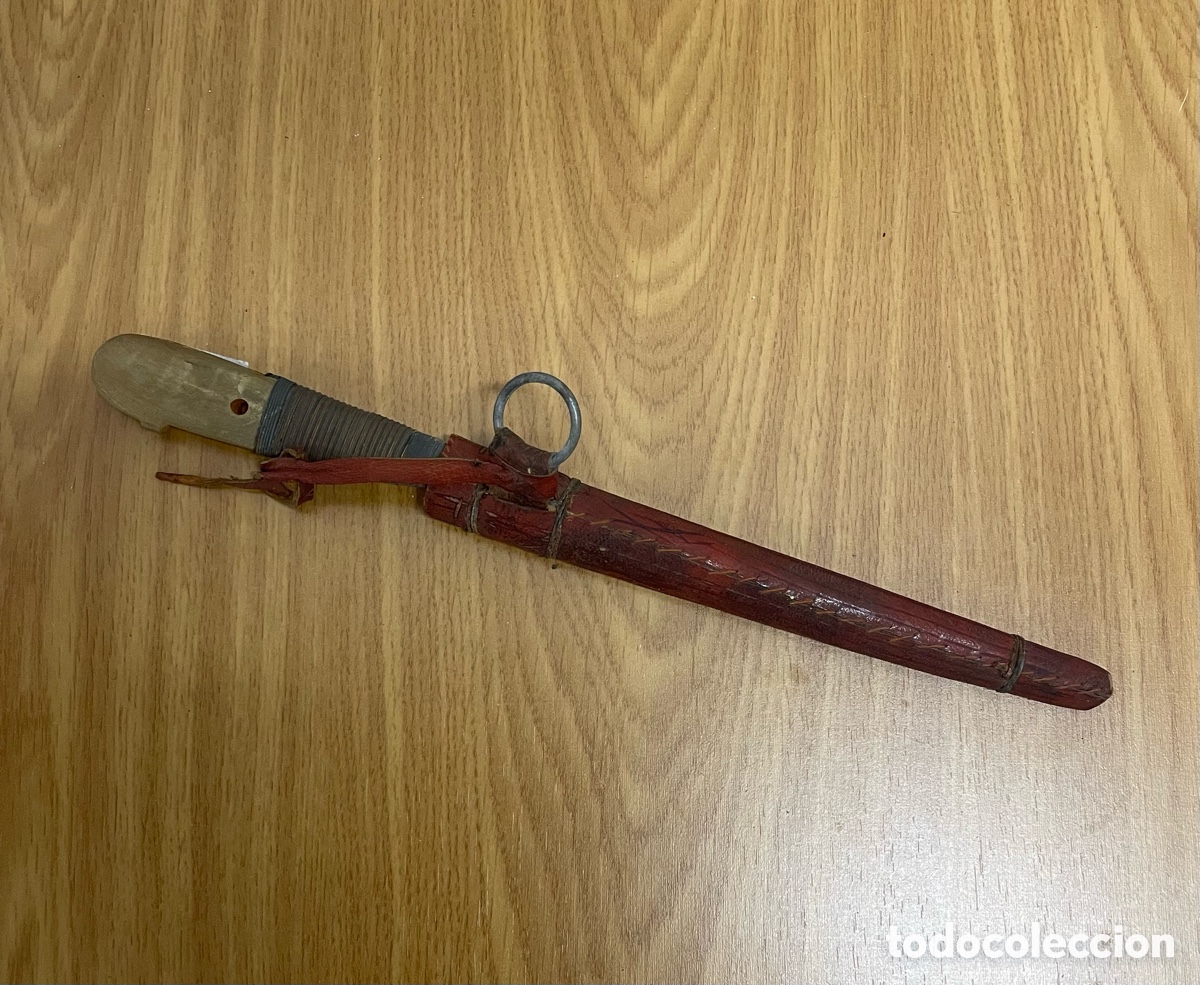 Militaria: Cuchillo &eacute;tnico artesanal con vaina de cuero repujado &ndash;