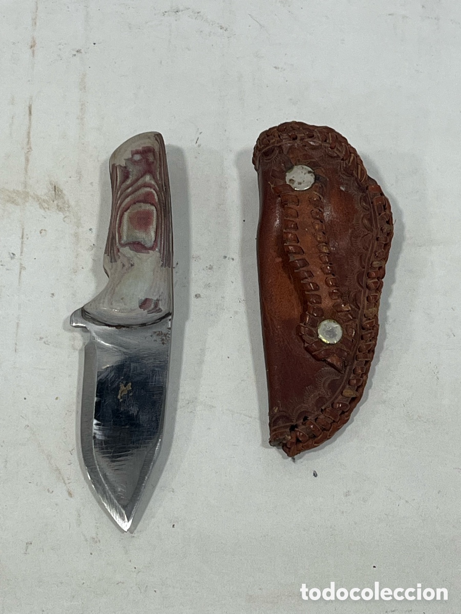 Militaria: Cuchillo artesanal de caza con funda de cuero trabajado