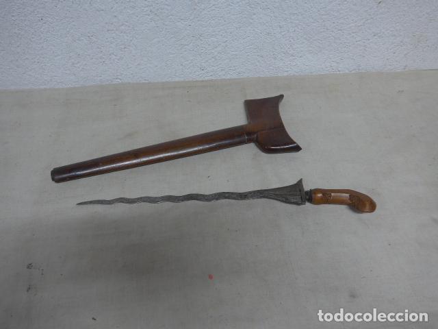 Militaria: Antiguo gran cuchillo o espada Kriss original de Filipinas, Indonesia o Malasia. Con su funda.