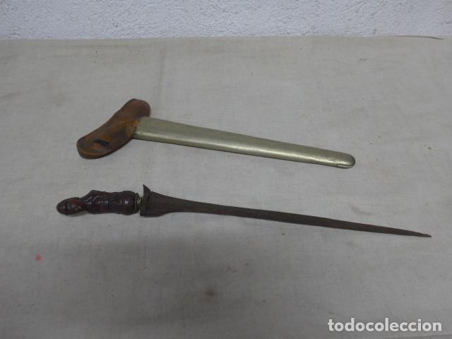 Militaria: Antiguo cuchillo o espada Kriss original de Filipinas, Indonesia o Malasia. Empu&ntilde;adura trabajada.