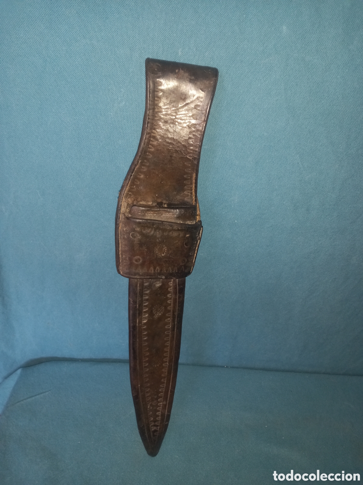Militaria: Funda para cuchillo o pu&ntilde;al, en cuero repujado, hecha artesanalmente. S.XIX.