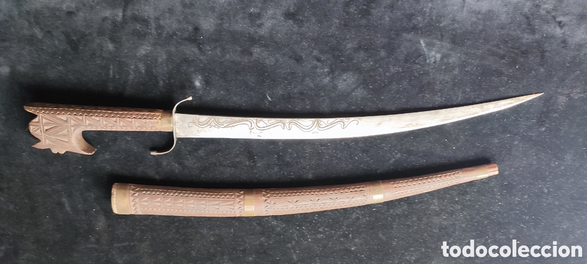 Militaria: Sable o Espada Flisa Argelina mango y funda madera tallada hoja acero cincelada