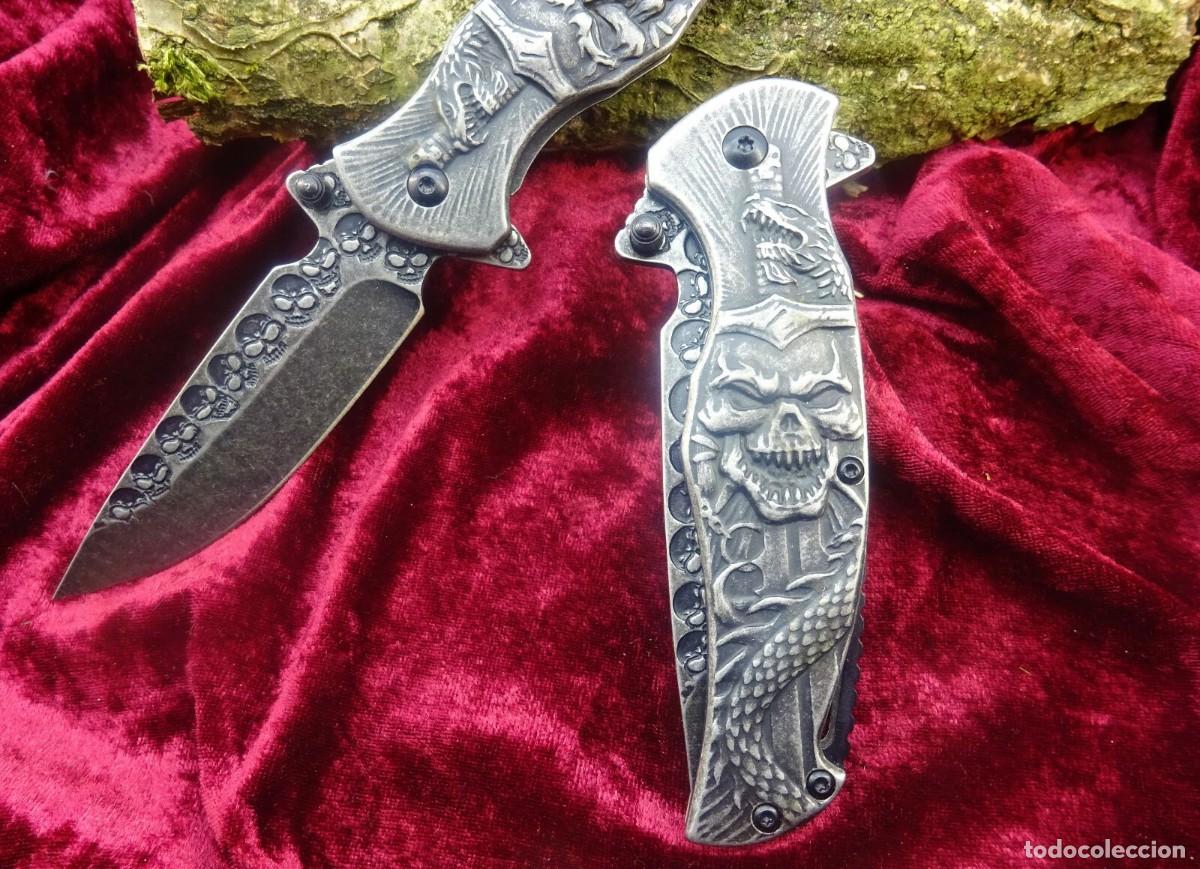 Militaria: NAVAJA O CUCHILLO PLEGABLE CALAVERA Y SERPIENTE &ndash; Apertura asistida &ndash; Con funda.
