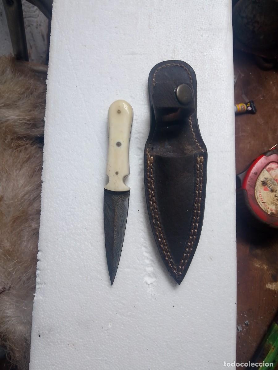 Militaria: Antigua puntilla mango hueso hoja de damasco funda de cuero