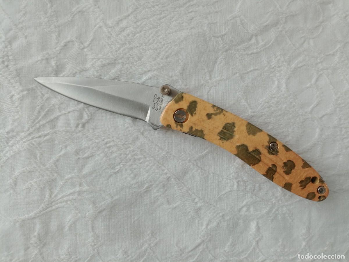 Military Antiques: navaja Flying Falcon con mango de camuflaje