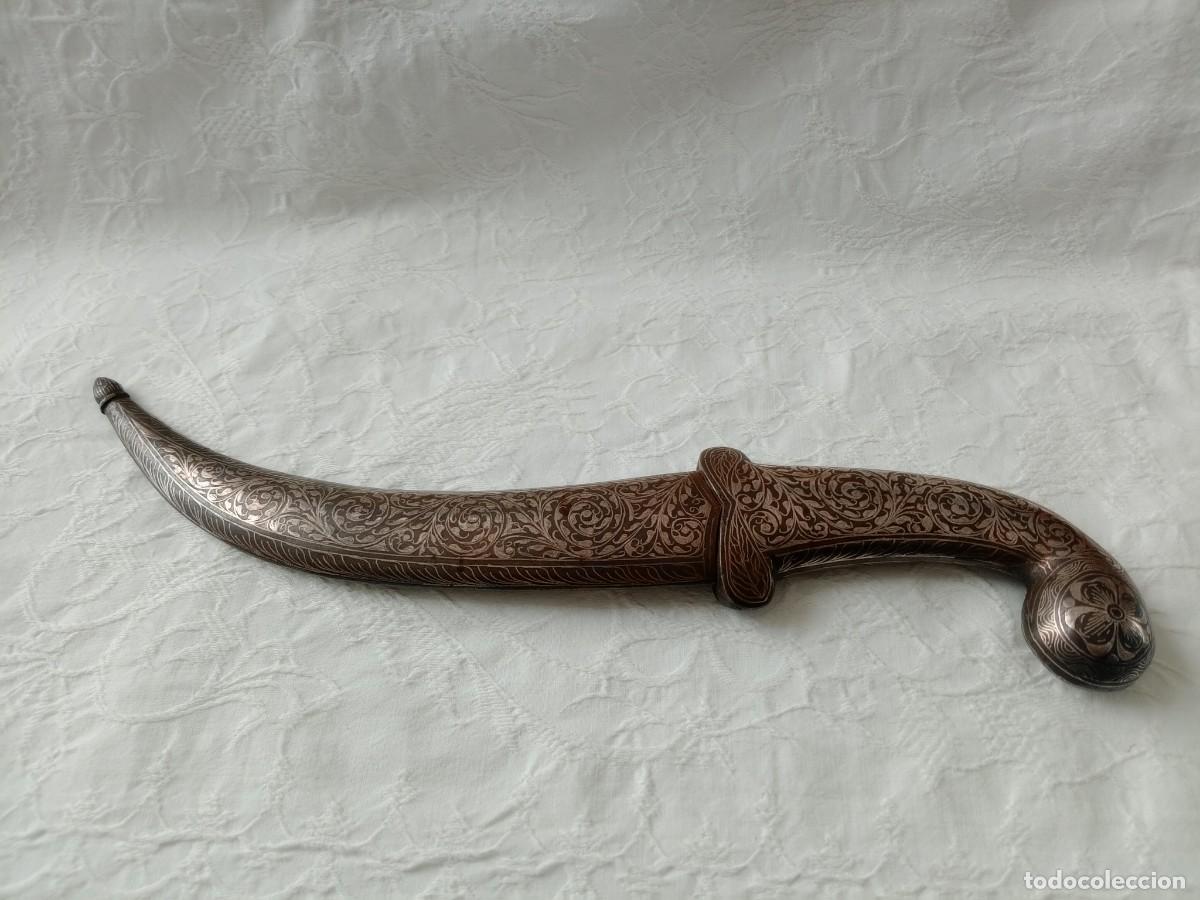 Militaria: daga oriental con su funda