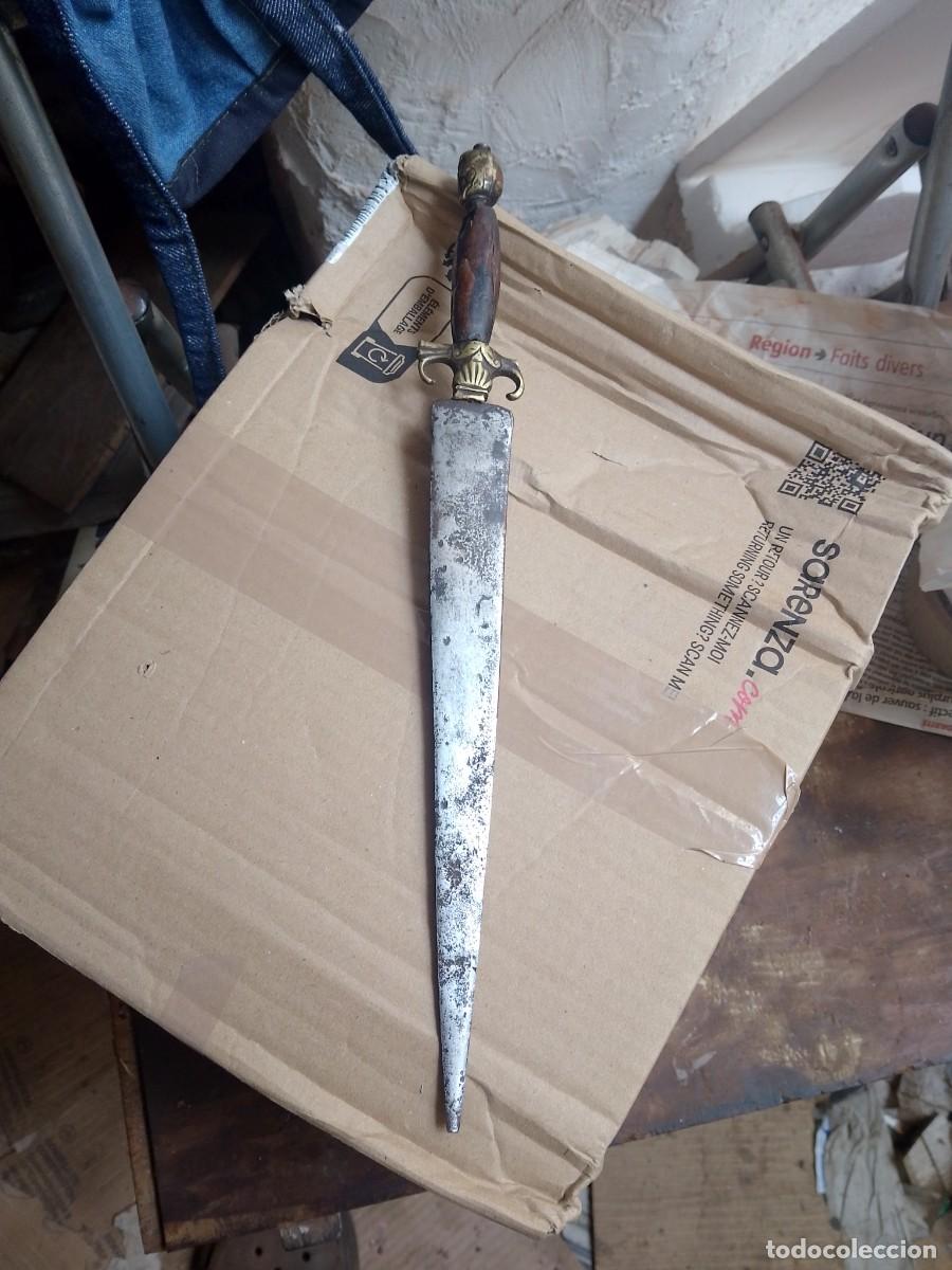 Militaria: Daga antigua de 36cm tal como se encontro