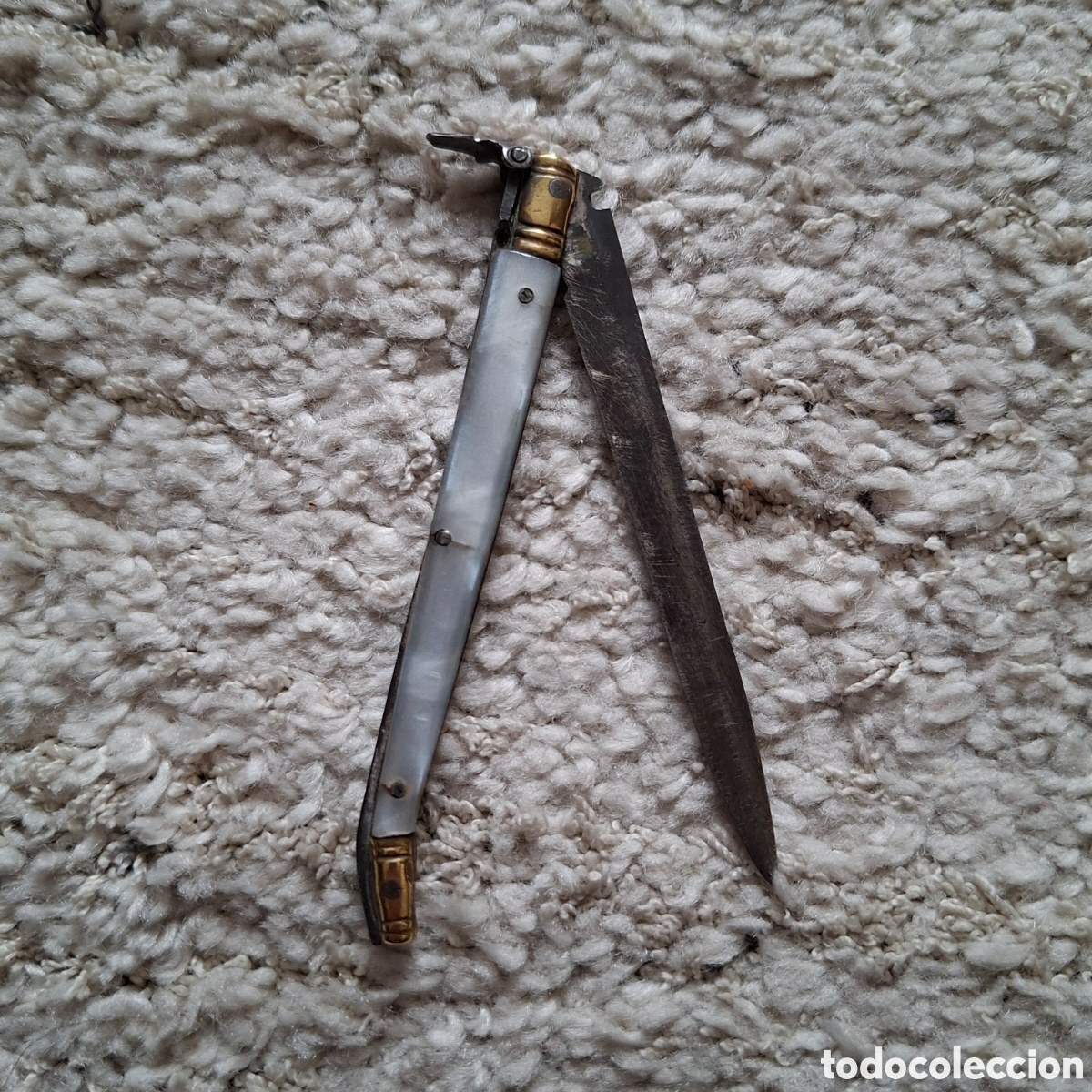 Militaria: Antigua Navaja espa&ntilde;ola estilete de hierro, cachas de n&aacute;car y virola de lat&oacute;n. 17 cm. Siglo XIX