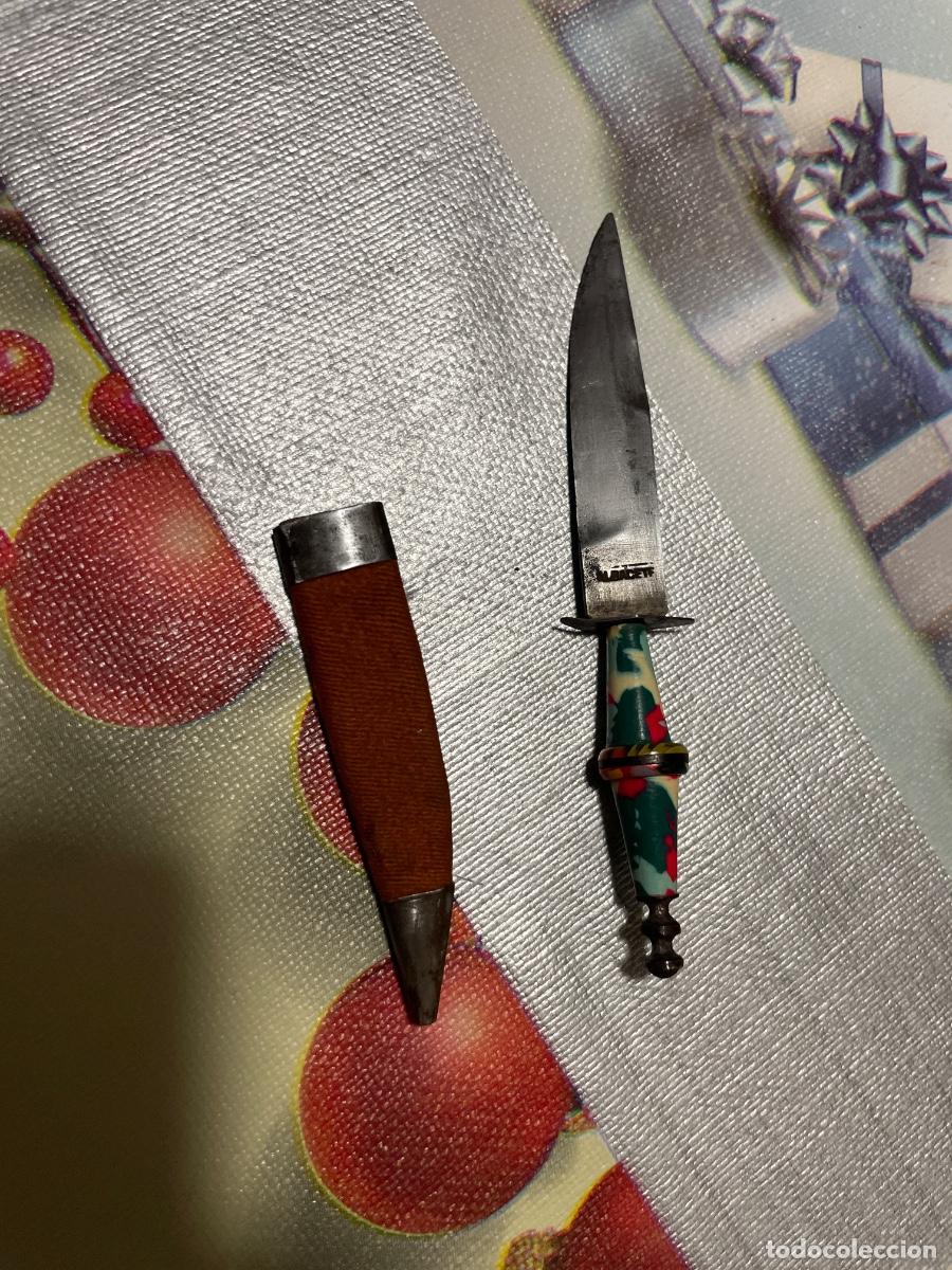 Militaria: Daga de defensa femenina o dama hoja de Albacete y mango celuloide hacia 1900