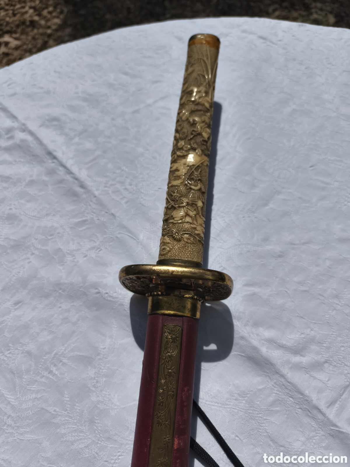 Militaria: Katana con empu&ntilde;adura de hueso tallado con escenas de batalla