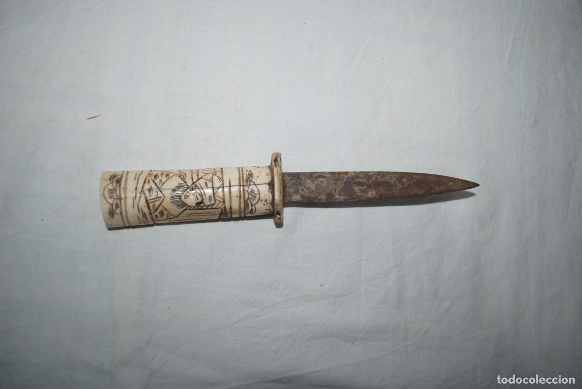 Militaria: CUCHILLO ANTIGUO CON MANGO DE HUESO TALLADO