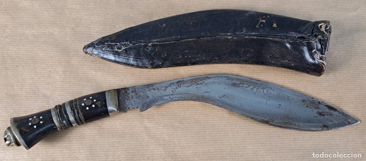 Militaria: Kukri India con funda de madera forrada en piel, siglo XX