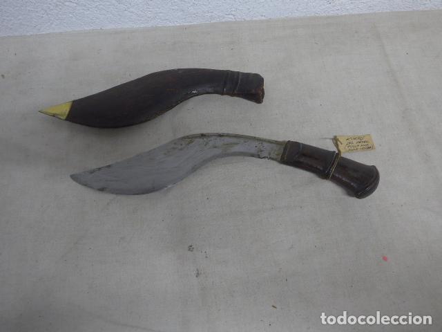 Military Antiques: Antiguo cuchillo kukri con rara forma distinta al habitual, y con su funda. Original de Nepal.