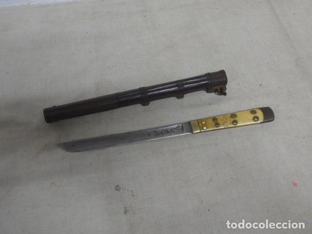 Militaria: Antiguo cuchillo etnico original del Tibet y con su funda.