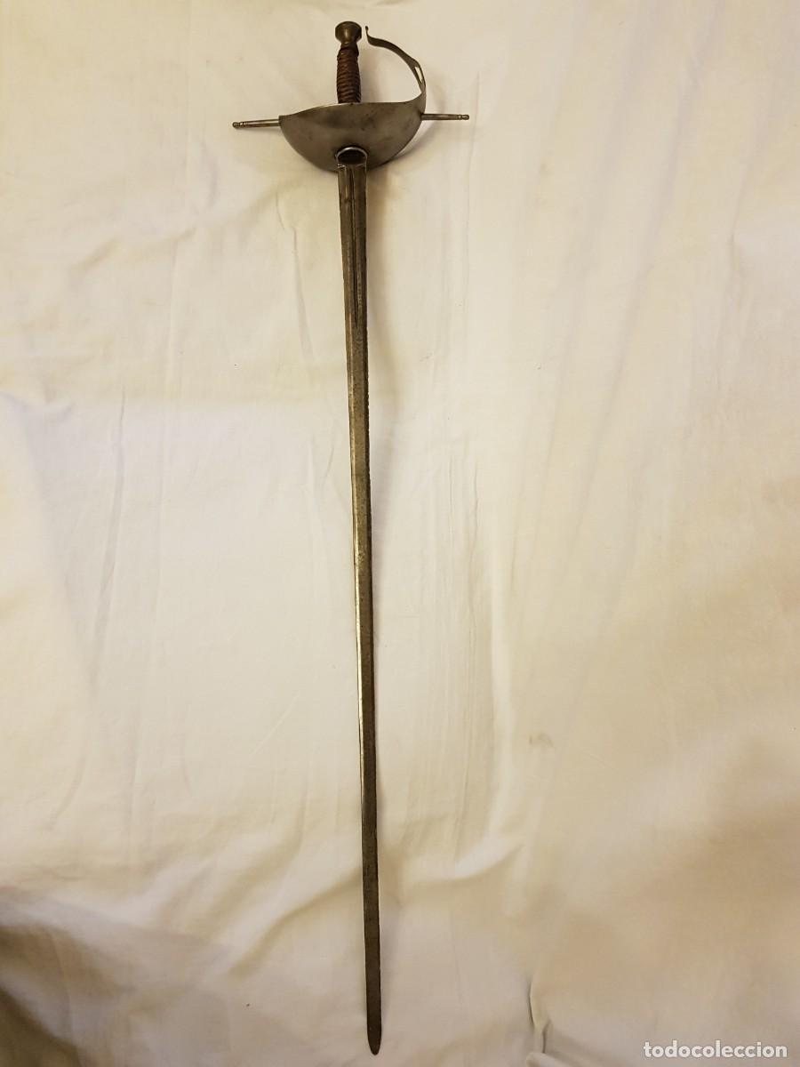 Militaria: Espada de barquilla. Siglo XVIII. Inscripci&oacute;n &rdquo;EN TOLEDO&rdquo; por ambas caras de la hoja