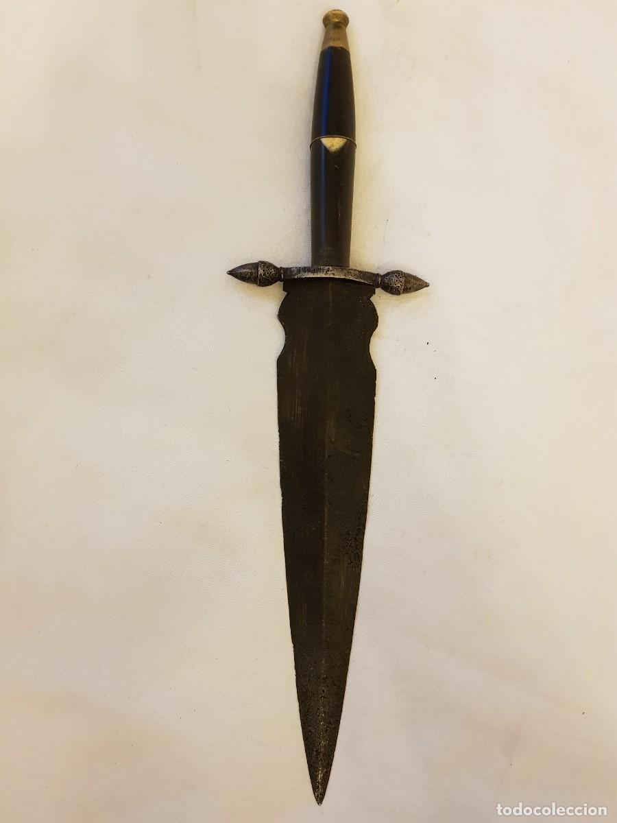 Militaria: Cuchillo con mango de asta. Gavilanes rematados con bellotas. Siglo XVIII