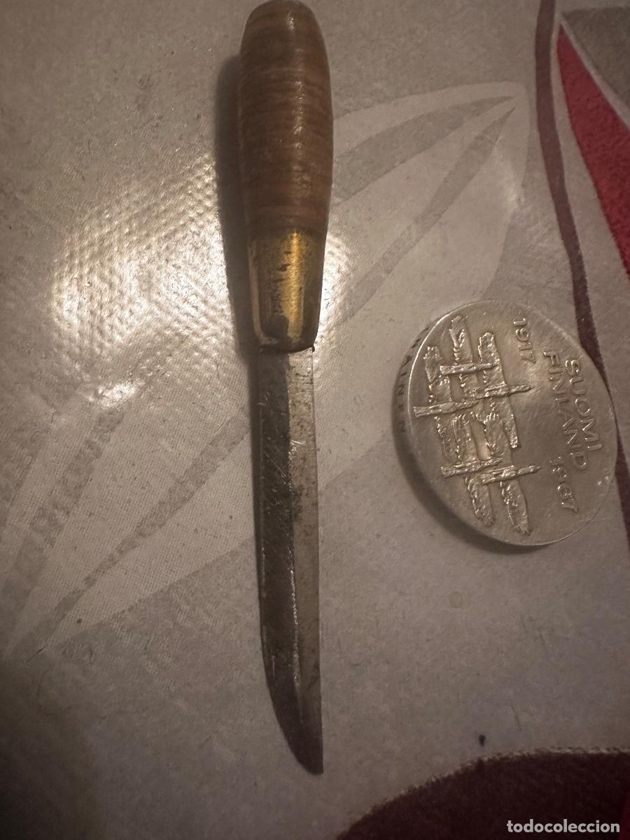 Militaria: Mini-Puukko Finlandia Vintage - Cuchillo en miniatura con funda de lat&oacute;n labrada.
