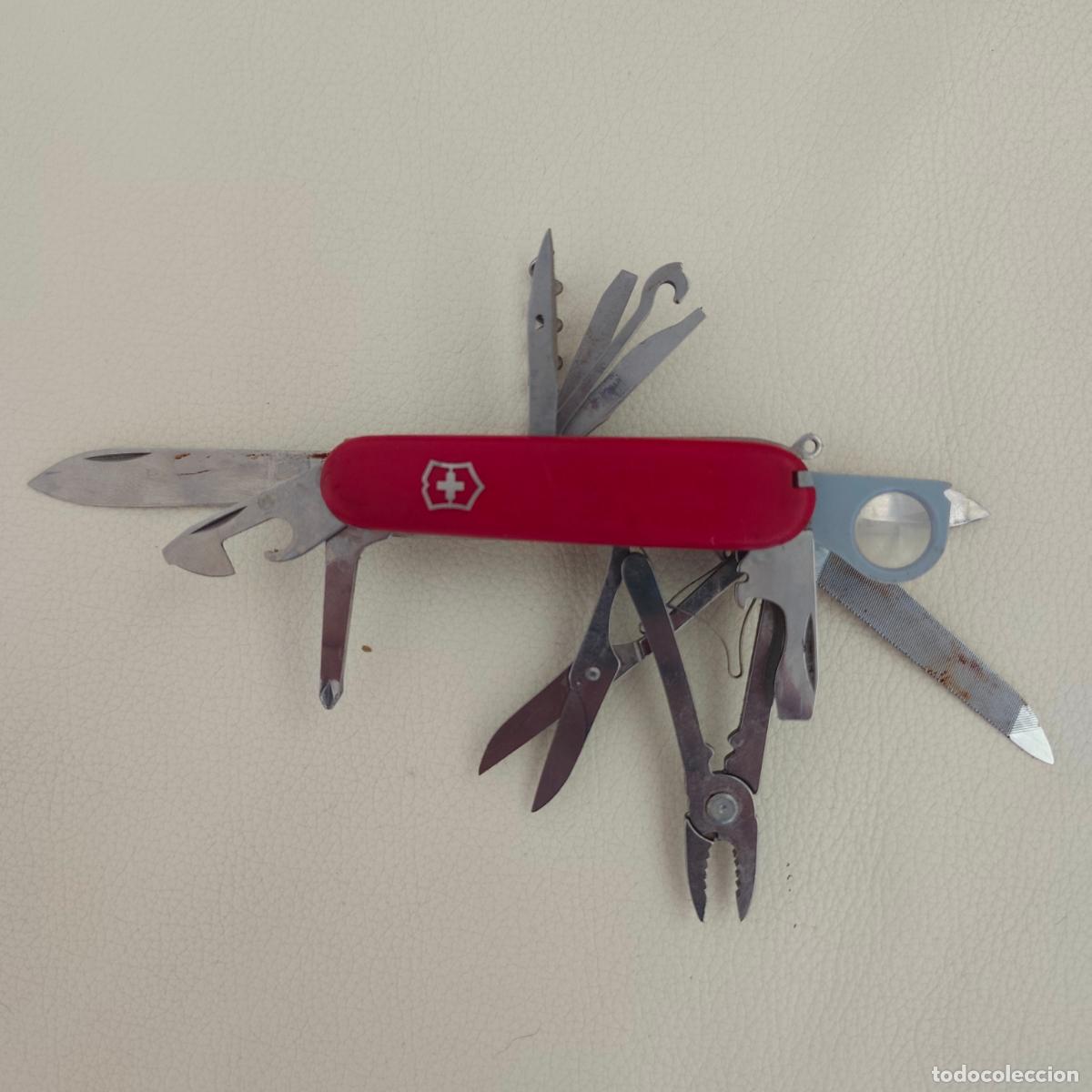 Militaria: Victorinox - Cuchillo navaja con 33 funciones, color rojo