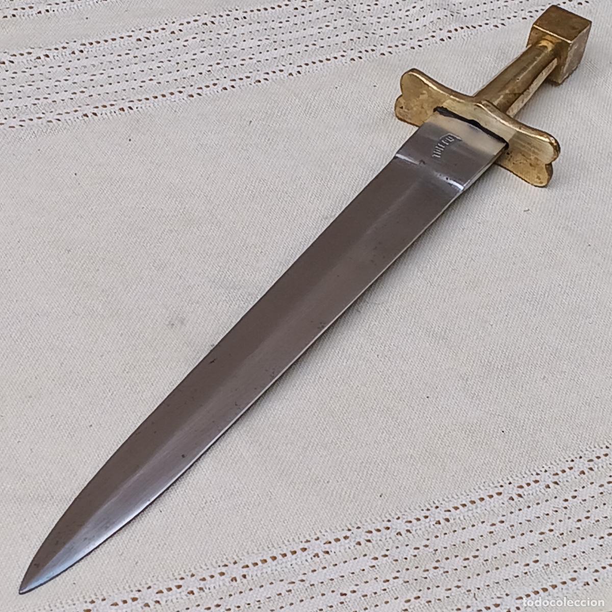Militaria: 3 ) ESPADA CORTA DE TOLEDO- FORJADA EN ACERO Y EMPU&Ntilde;ADURA EN BRONCE.