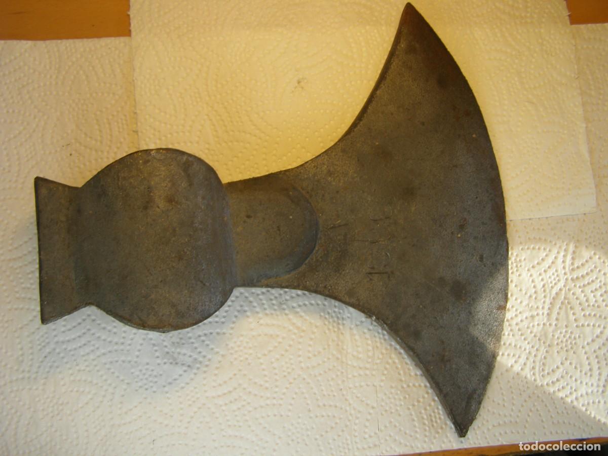 Militaria: Hacha medieval vieja, r&eacute;plica para teatro o cine. Ideal para recreaciones o espect&aacute;culos.