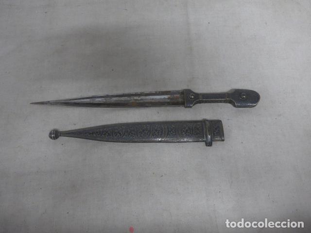 Militaria: Antiguo cuchillo Kindjal ruso o del caucas de plata trabajada y con contraste, con su funda.