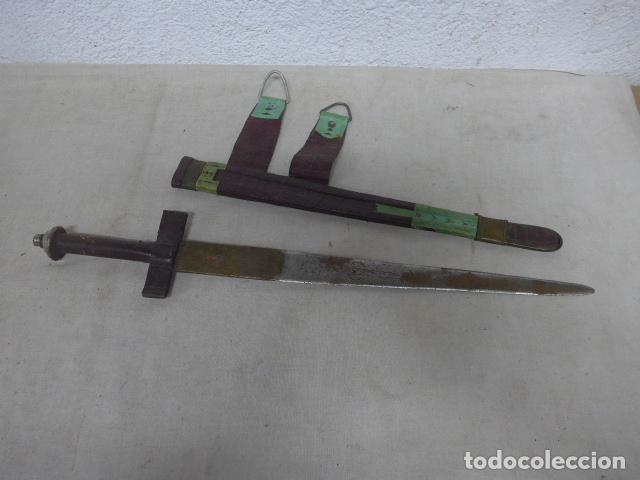 Militaria: Antiguo cuchillo africano de los Tuareg, original y con su funda. Norte de Africa.