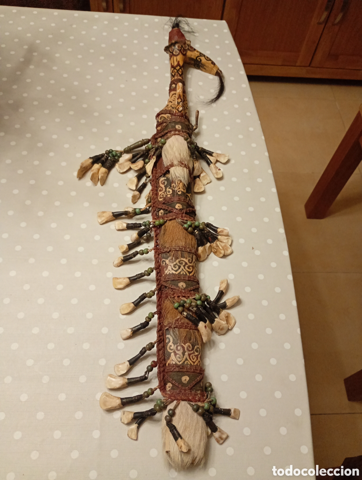 Militaria: Espada, machete y cuchillo mandau Dayak de Kalimantan Borneo Indonesia. empu&ntilde;adura hueso, dientes