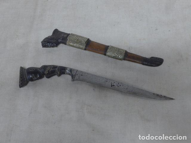 Militaria: Antiguo cuchillo de Indonesia con apliques seguramente de plata, etnico.