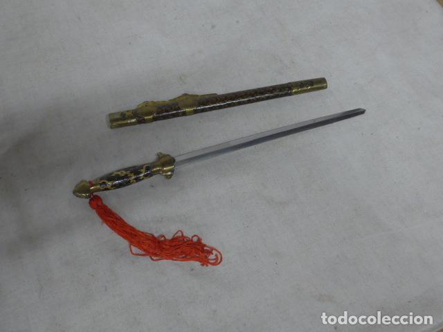 Military Antiques: Antiguo cuchillo original de la China, con su funda.