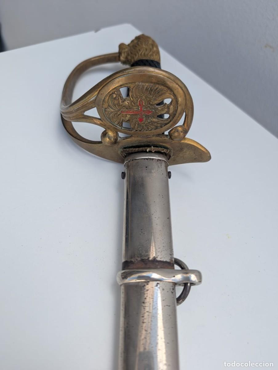 Militaria: Sable de oficial Ej&eacute;rcito Espa&ntilde;ol modelo Puerto Seguro 1943 con vaina fijada / exposici&oacute;n