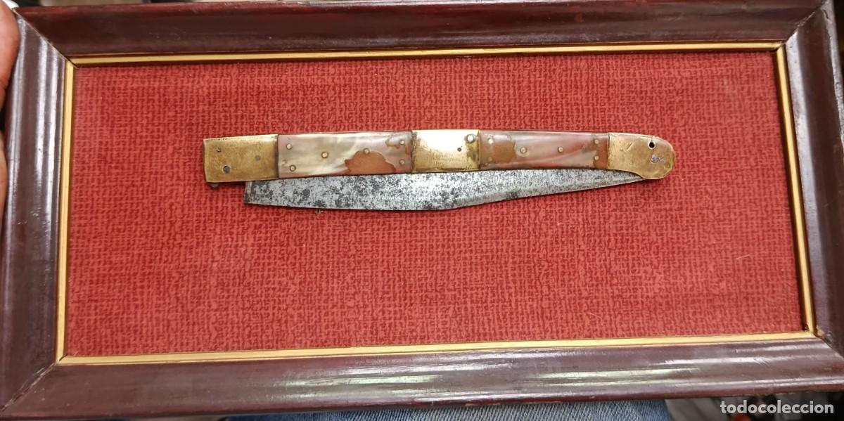 Militaria: Navaja espa&ntilde;ola,cachas de n&aacute;car y lat&oacute;n.Siglo XIX
